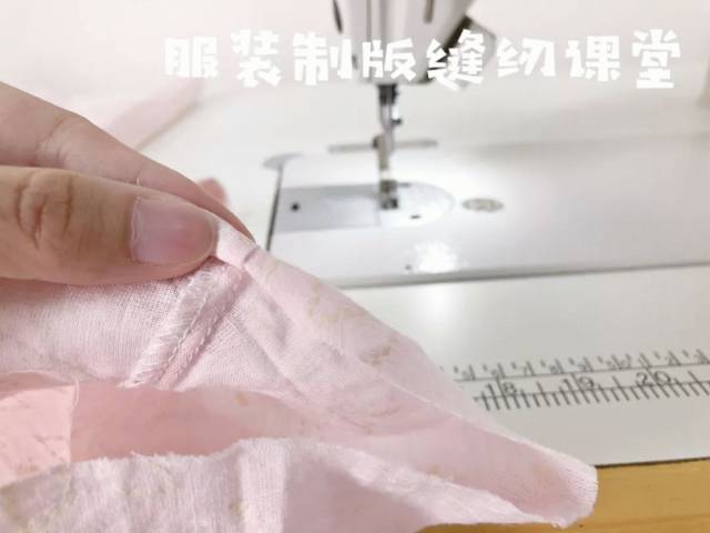 两头折边处理好,在把领子缝合在一起,领子的正面于衣服的缝合