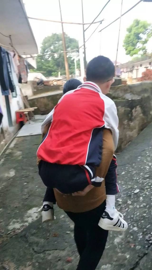 阳春这位母亲九年来如一日,背着儿子依时上下学.