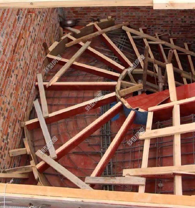 在弧形钢管上铺设配制好的梯底模板,楼梯底模板选用竹胶板模板,木方子