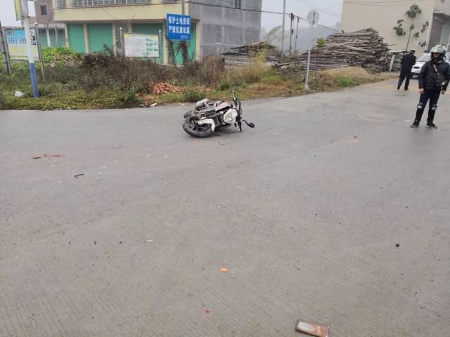 12月1日10时许,省道s249线坪乳公路乐昌市梅花路段18km 100m处发生一