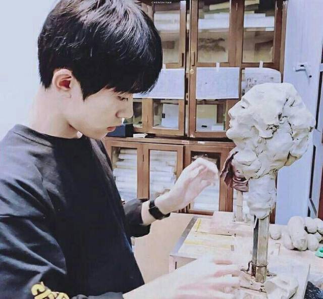 18岁的易烊千玺有太多惊喜!千禧龙雕塑让人震撼他有什么不会的?