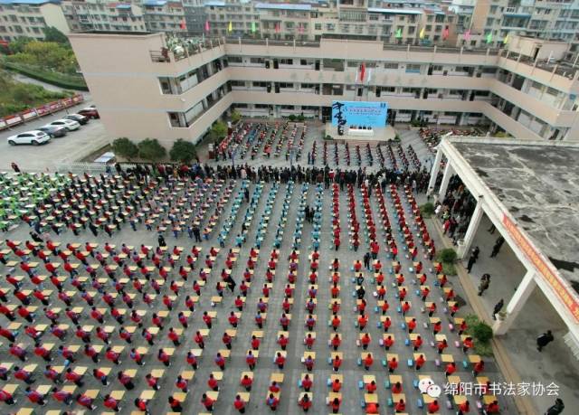 好嗨哦,绵阳市书法家协会在高新区火炬二小开展书法进校园活动