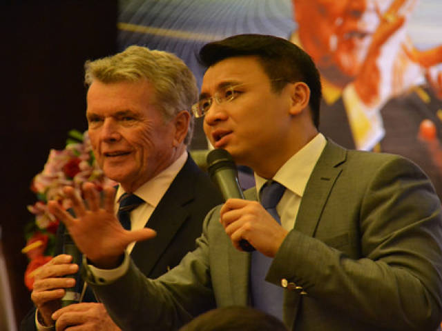 高飞中英文演说家,能量控股首席讲师与16位世界大师中国区首席翻