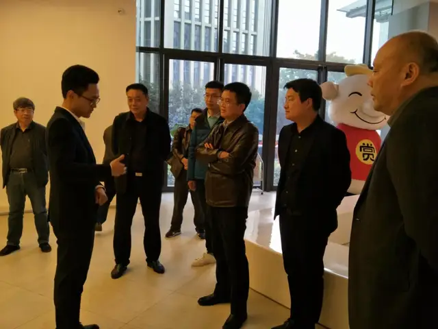 鹰潭市委常委,常务副市长张福庆一行莅临猪八戒网参观调研!