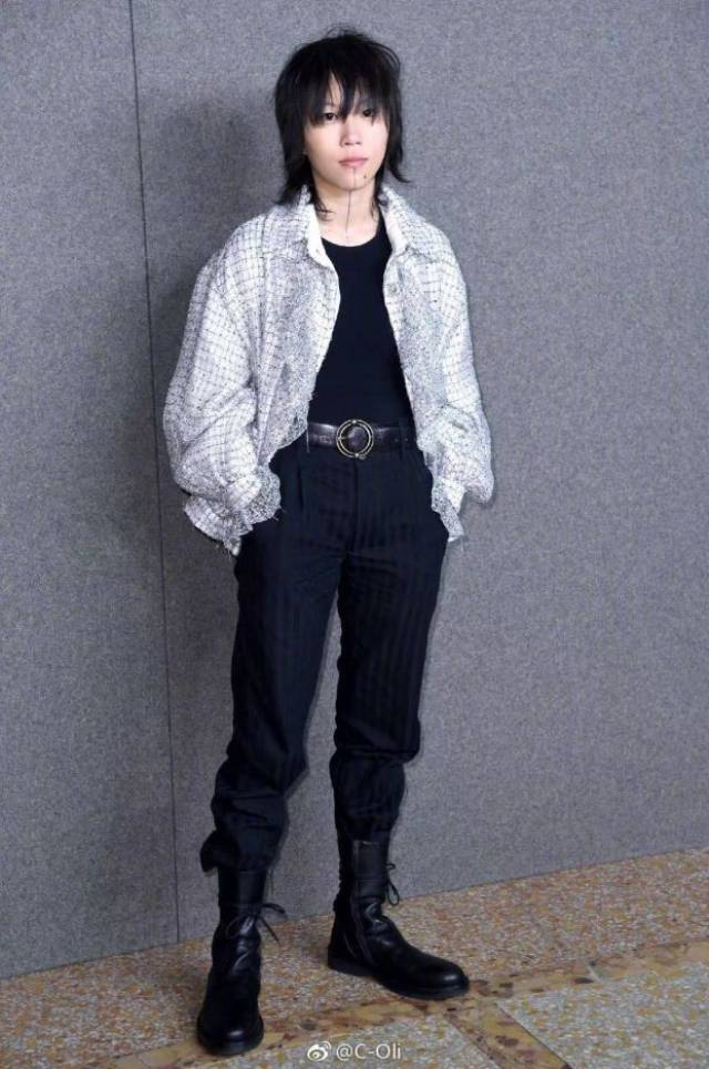 窦靖童 周迅之前的出发照,coco就喜欢得不得了,这抹冬日里的绿也太