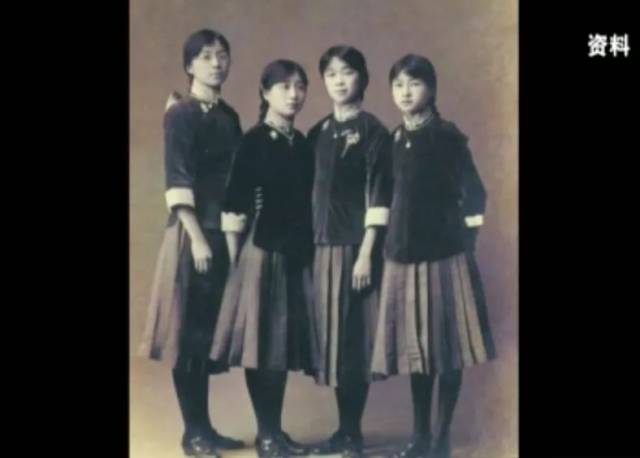 你告诉我这是校服?我们熟悉的"丑校服",终于进化