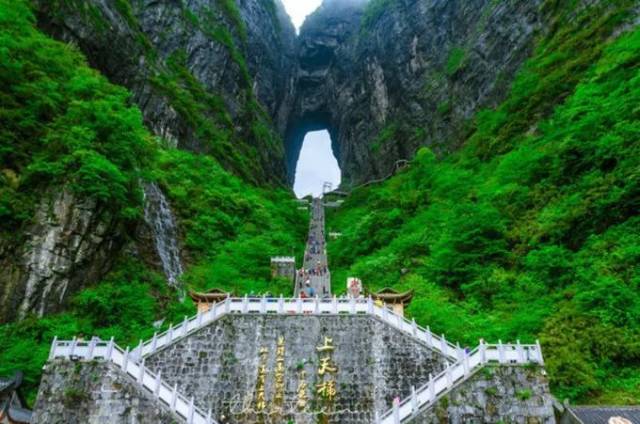 的天然穿山溶洞,也是天门山最具有意义的景点