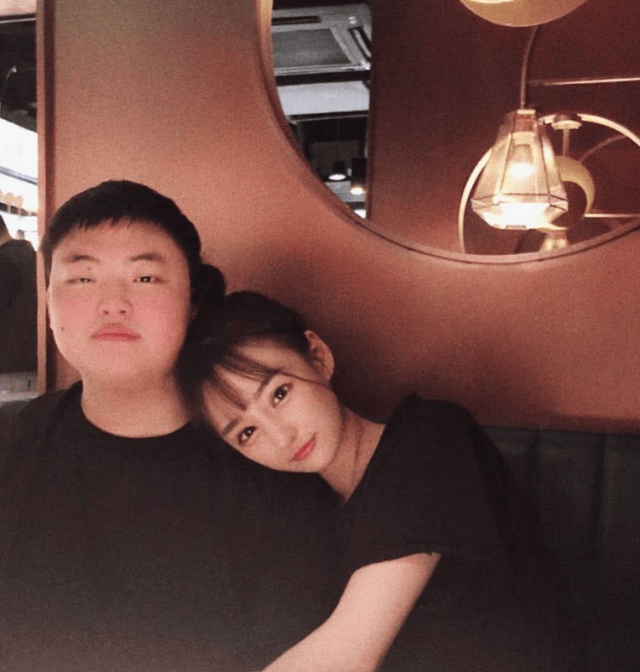 Uzi女友微博晒小狗床照可爱无比!网友:看到小弟