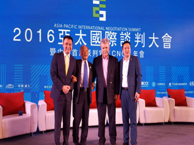 高飞中英文演说家,能量控股首席讲师与16位世界大师中国区首席翻