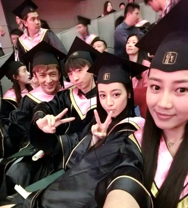 第三位—迪丽热巴大学毕业照