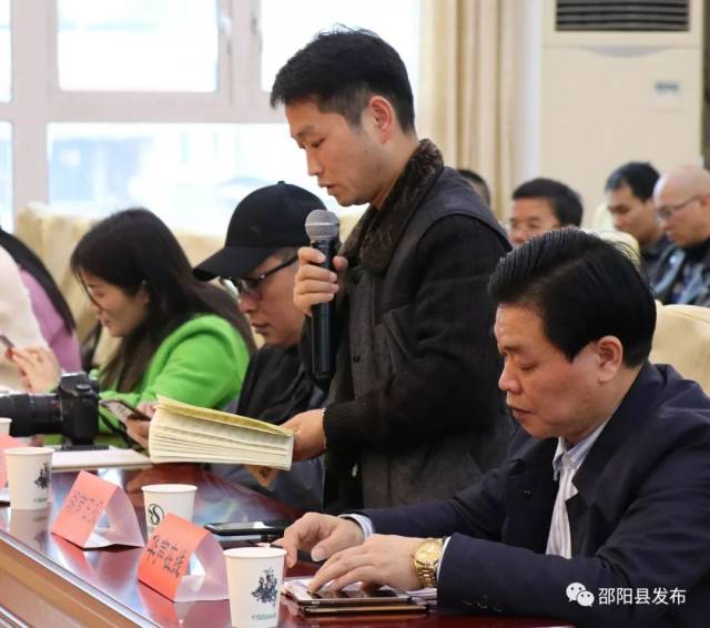 红网记者提问 新闻发布会上,邵阳县发改局局长刘铭就项目建设和产业