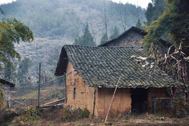 很多四川人不在农村住了,为什么还要在老家留栋房.