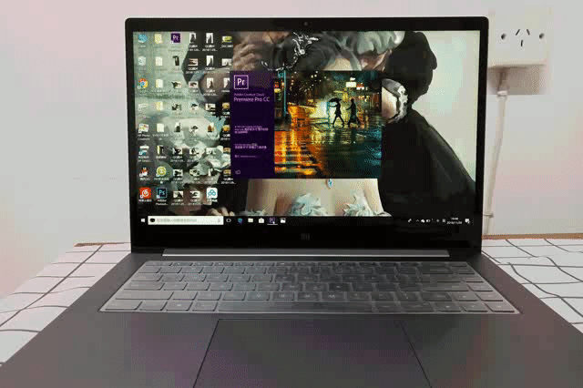 呐喊声震耳欲聋 我心生疑惑 谁赢了? 谁又进球了?