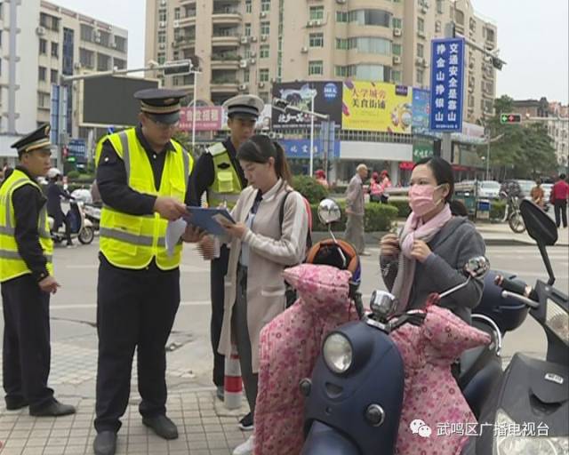 武鸣交警加大主城区交通违法行为劝导纠正