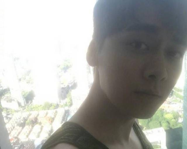 艺人的谜之自拍:鹿晗高斯模糊,李易峰表情管理,千玺鼻孔抢戏