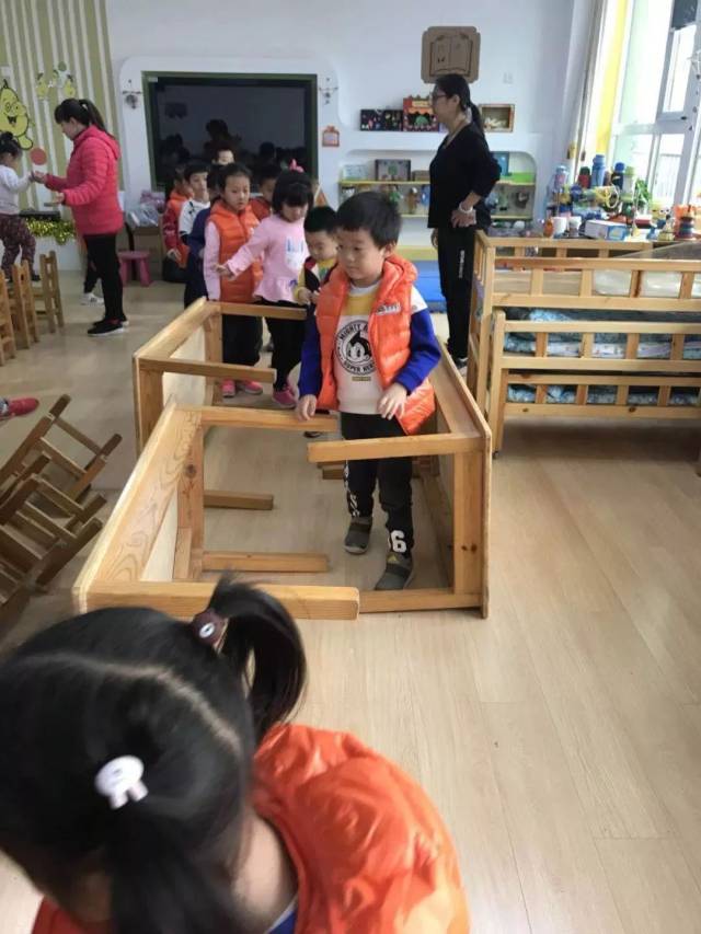 通过体能游戏锻炼幼儿合作平衡能力.   游戏名称:《足球乐》