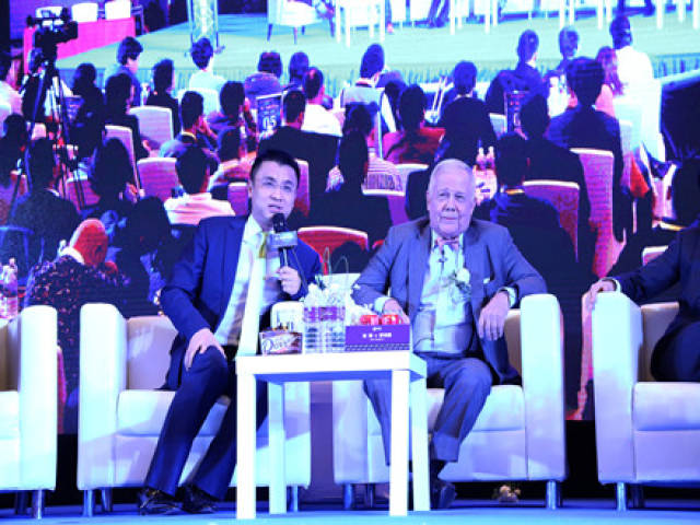 高飞中英文演说家,能量控股首席讲师与16位世界大师中国区首席翻