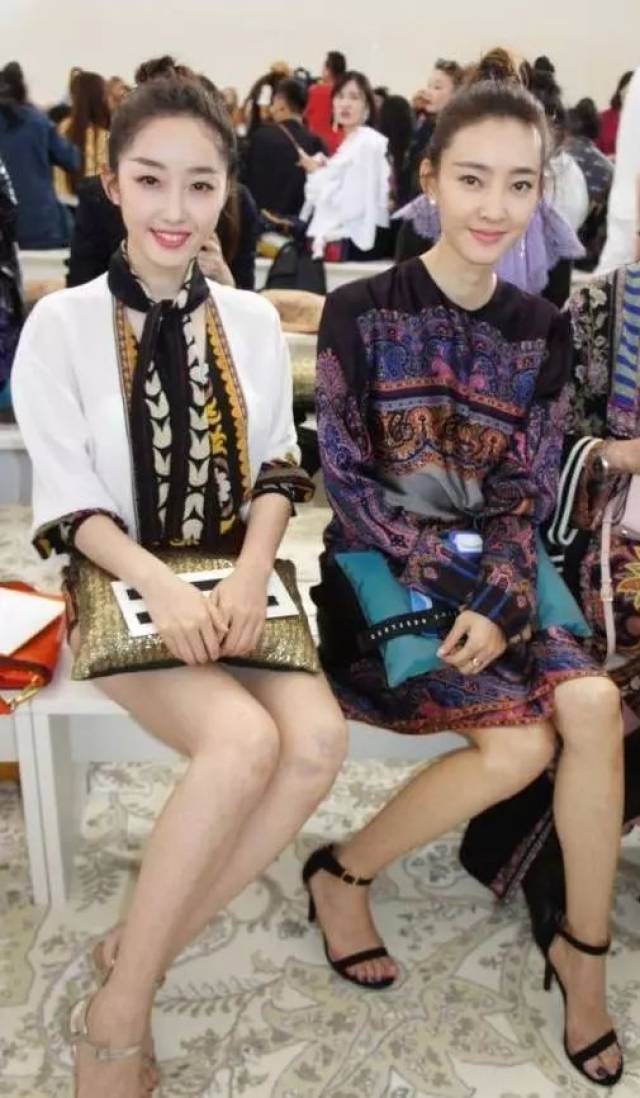 江疏影白到反光,邓伦白到曝光过度,她直接被故意p黑,明星都是魔鬼吗?