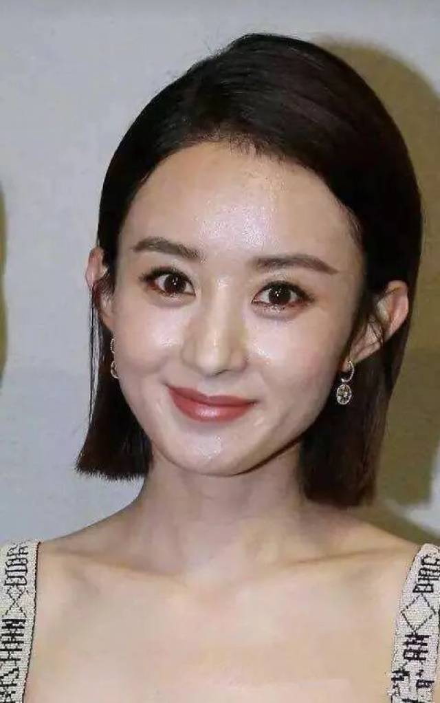 黑头是油脂在毛孔堵塞形成 皮肤出油严重 黑头问题会比较严重 赵丽颖