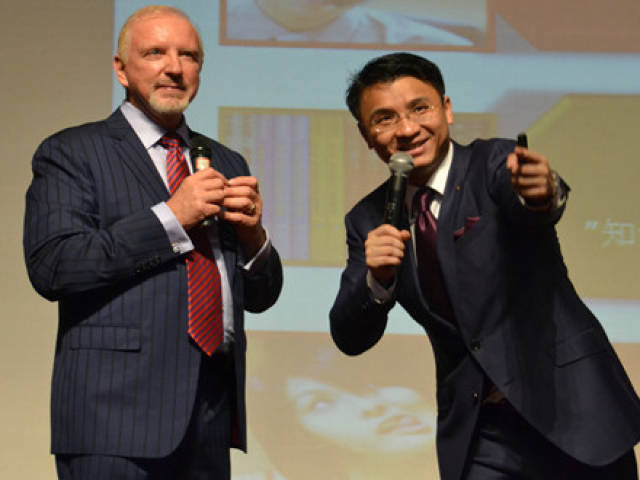 高飞中英文演说家,能量控股首席讲师与16位世界大师中国区首席翻
