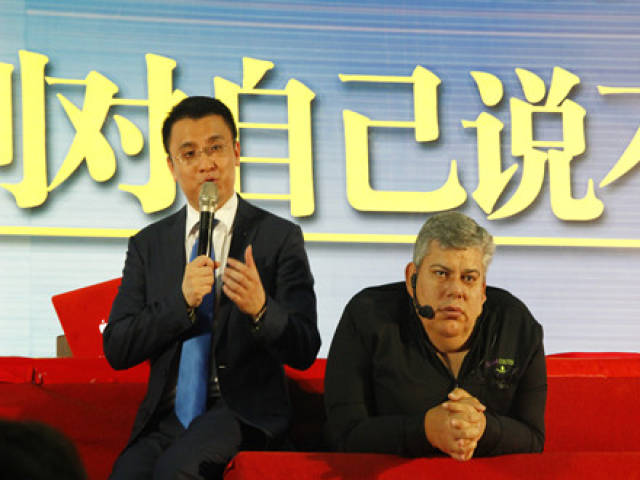 高飞中英文演说家,能量控股首席讲师与16位世界大师中国区首席翻