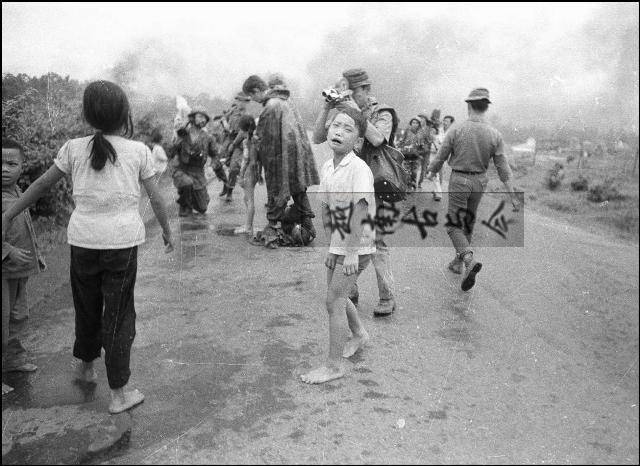 1972年越南战争美军轰炸平民全过程,越南女孩被战火烧