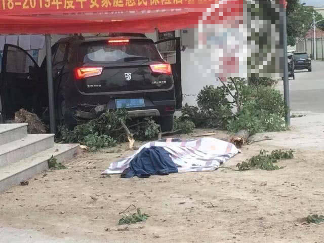 1死4伤!南安洪濑发生车祸,轿车撞树再撞墙,司机当场死亡