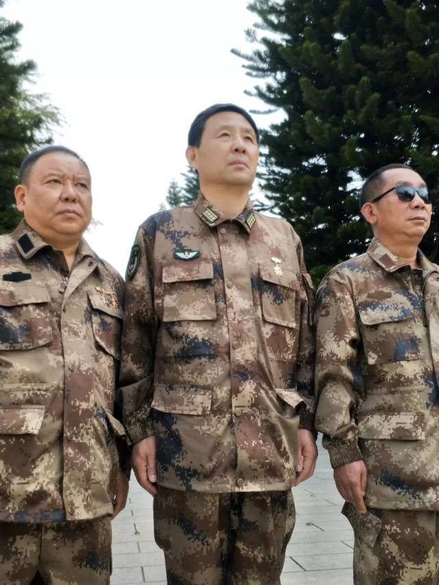 胡国桥(中)在麻栗坡烈士陵园祭奠.左为杨健,右为史光柱.