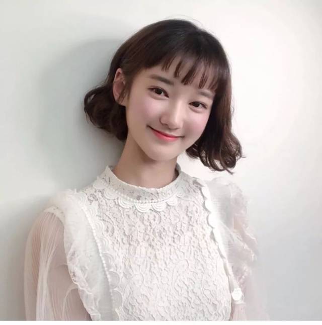 一起来和小编看看吧 乔妹发型经过造型打理 完全不一样的少女感和