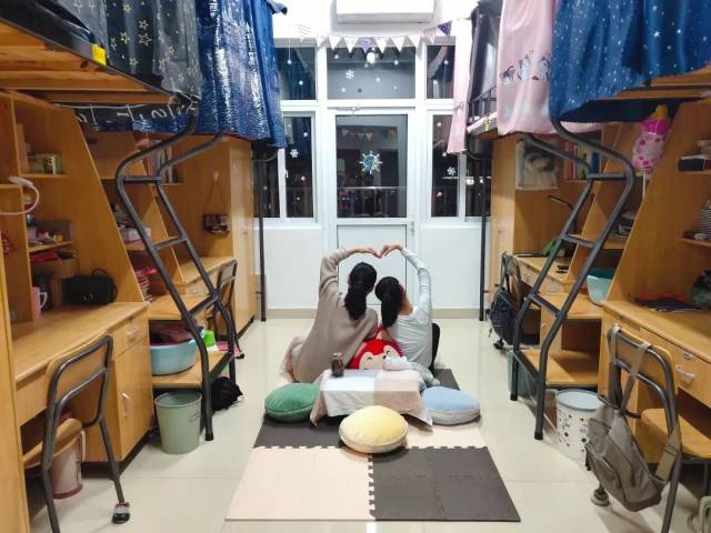 我们感受到了来自家的温馨;在以"极简之屋"为主题的寝室里,我们看见