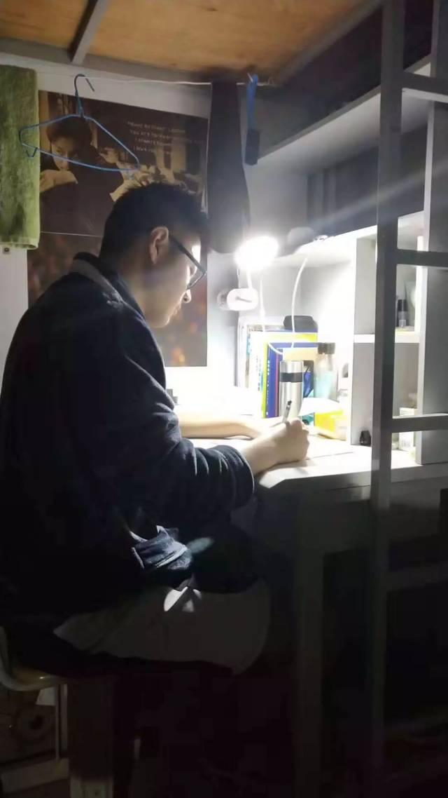 你眼中"不思进取"的00后却在挑灯夜读