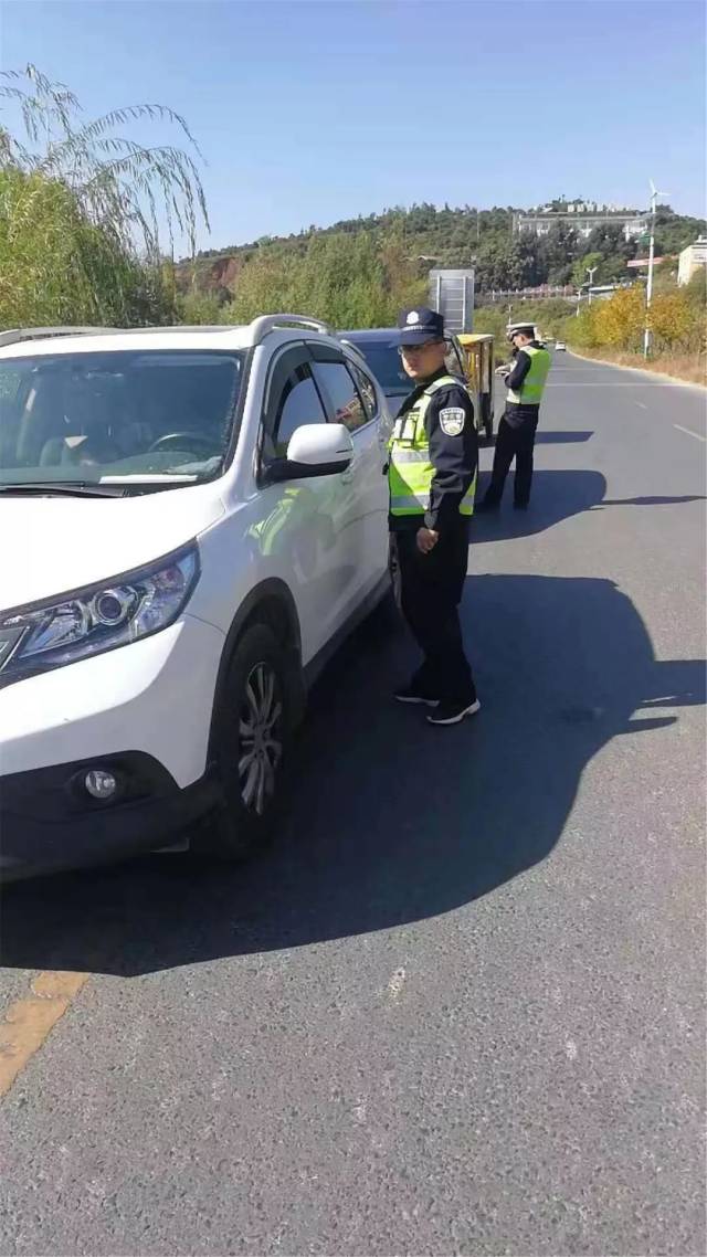 逢车必查,违法必纠,以环海道路交通秩序整治为着力点,大理交警大队"