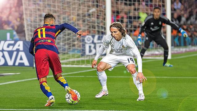 花式足球教学之德克穿裆