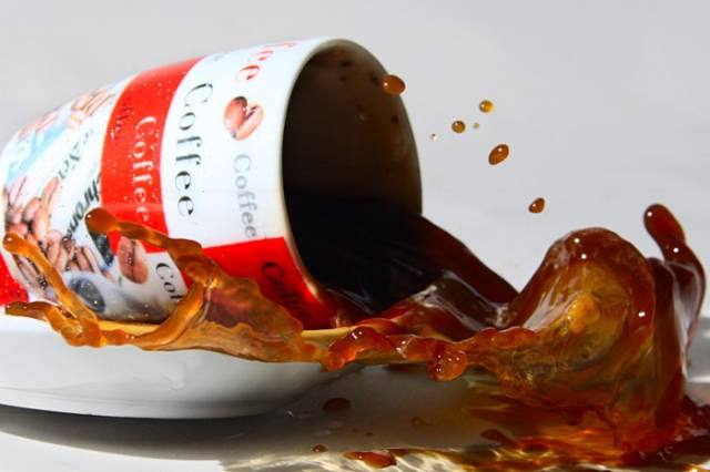 「把饮料洒了」英文怎么说?