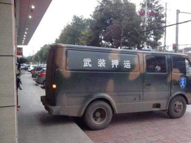 押钞员押运时把钞箱丢进面包车 偷偷拿走230