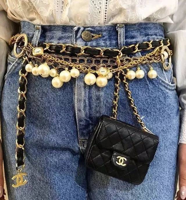 说道小包,chanel 就推出过很多款风格迥异的小腰包,就是上文提到过的