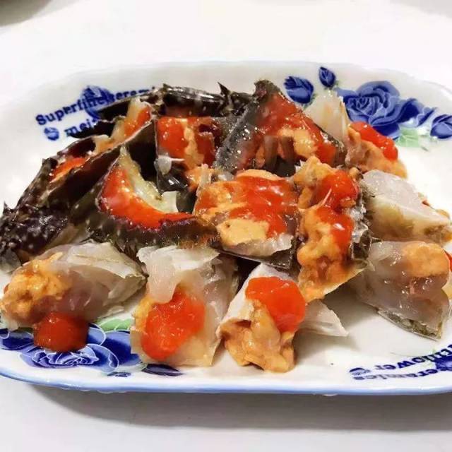 冰化开会越来越红 再随机劈开一只中档个头的,也满意: 吃炝蟹