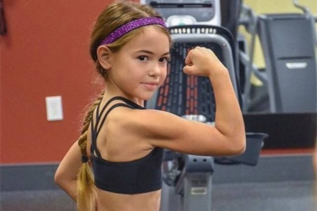 肌肉的隆起,看她自信满满的样子,你是不是也为这个小女孩对于健身的