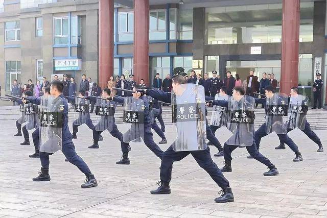 民警 警棍盾牌术的 精彩展示