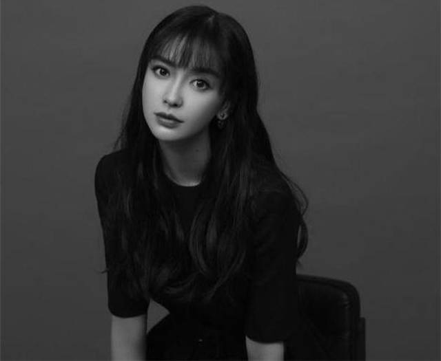 同是齐刘海造型,杨颖似芭比娃娃,迪丽热巴关晓