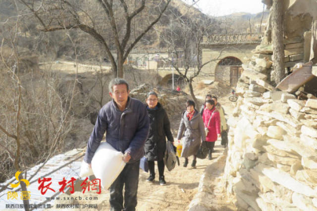 子洲县三川口镇牛薛沟村驻村帮扶干部向与会女企业家们介绍了该村21户