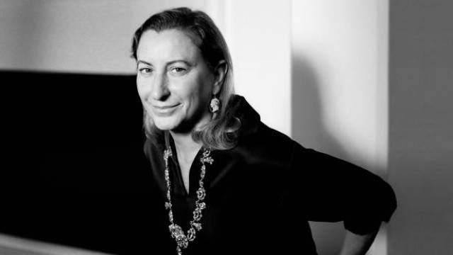 prada设计师缪西娅·普拉达(miuccia prada)在2018年伦敦时尚大奖中