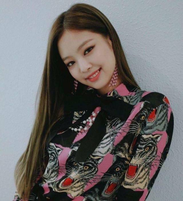 jennie划水出道前恶照引争议,粉丝:blackpink的ace是je