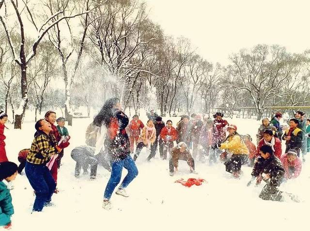 在那个还没有什么滑雪场的年代 ,北方孩子玩雪一点都不缺想象力,都是