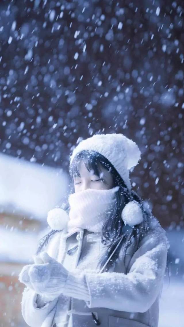 那么,今天就说说这4个美炸的雪景拍照姿势▼ 手捧雪吹雪,或者玩雪的