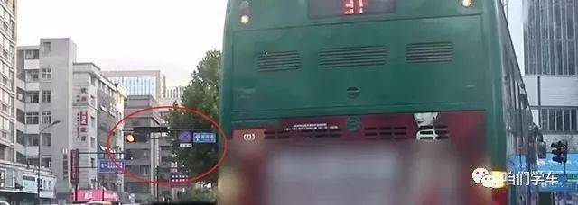 不小心闯红灯后停在路中间,会不会被扣分吗?