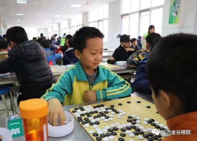 临沂市第六届"宏陶陶瓷杯"围棋比赛上,金谷棋院高段班学生马振航以