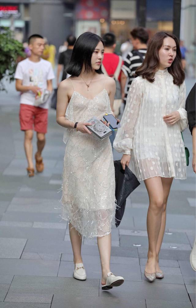 街拍:两个穿薄纱连衣裙,美的像天使,这不就是美女的标准