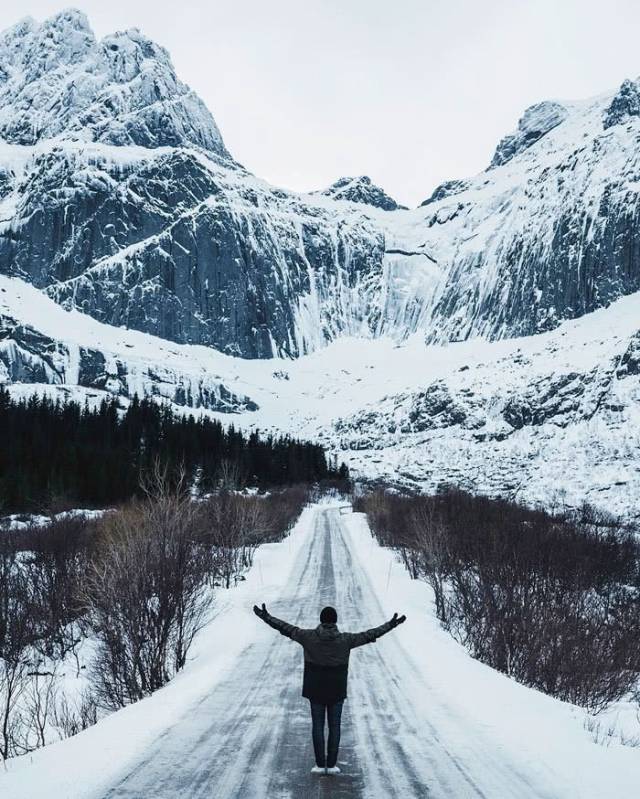 摄影师背影雪景图.来源:boredpanda