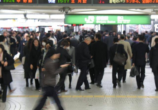 在东京新宿车站,先锋时刻汹涌的人潮